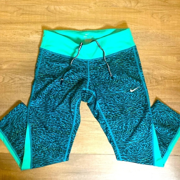 Nike Dri Fit Leggings Back zip pocket - Picture 4 of 10